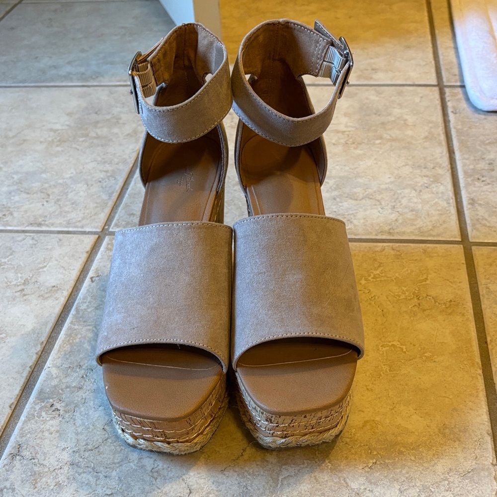 Universal Thread Beige Wedge Sandals